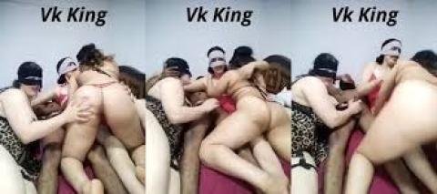 سكس لفحل ديوث بيعمل حفلة سكسية على كس مراته وبزاز امه واختها على زوبره