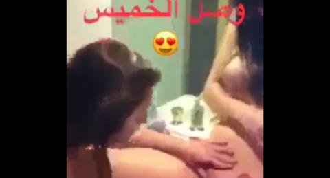 سكس مغربية تحسن لصاحبتها بالجوطابل في طبونها